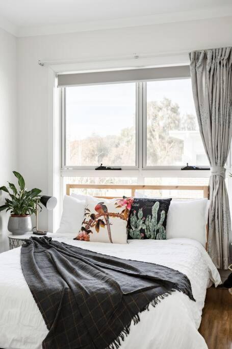 Chic Vibes In A Lakeside Townhouse - Tourism Hervey Bay 4