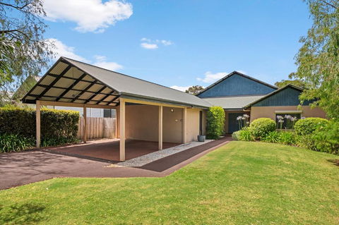 Cienna - Tourism Hervey Bay 0