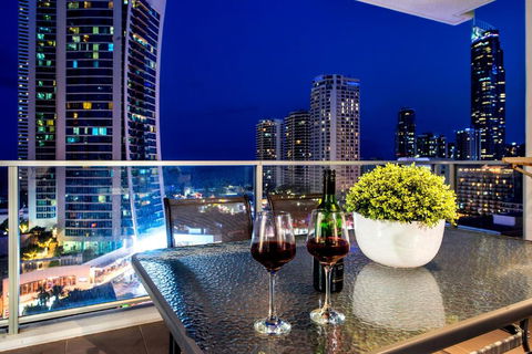 Circle On Cavil Holidays Gold Coast - Tourism Hervey Bay 0