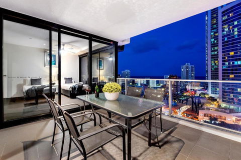 Circle On Cavil Holidays Gold Coast - Tourism Hervey Bay 2