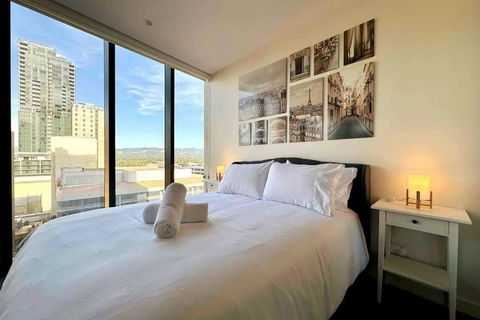 City Chic Living: 1-BR APT Overlooking Rundle Mall - Tourism Hervey Bay 1