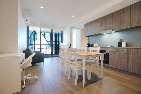 City Chic Living: 1-BR APT Overlooking Rundle Mall - Tourism Hervey Bay 2