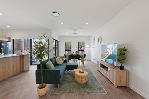 City Oasis Brand New 4BR With Parking And Steps To Shops - Tourism Hervey Bay 1