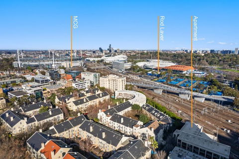 Cityscape In The Heart Of Melbourne - Tourism Hervey Bay 0