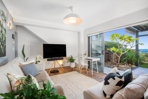 Cliff Top Hideaway - Ocean Views - Tourism Hervey Bay 0