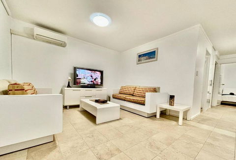 Coastal Beach Retreat Scarborough Pool & Slide! - Tourism Hervey Bay 3