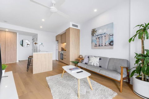 Coastal Chic 2 Bed Apt In Broadbeach - Tourism Hervey Bay 2