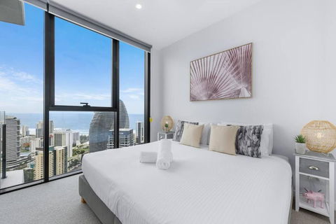 Coastal Chic 2 Bed Apt In Broadbeach - Tourism Hervey Bay 3