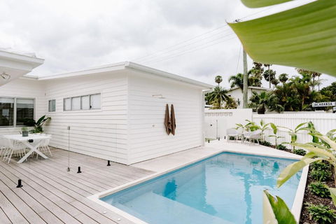 Coastal Chic Poolside Villa- Pet Friendly - Tourism Hervey Bay 0