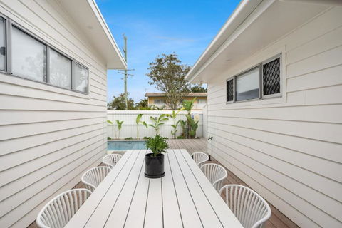 Coastal Chic Poolside Villa- Pet Friendly - Tourism Hervey Bay 2
