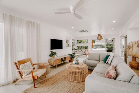 Coastal Chic Poolside Villa- Pet Friendly - Tourism Hervey Bay 3