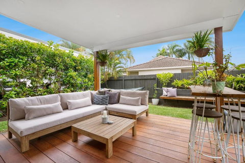 Coastal Chic Poolside Villa- Pet Friendly - Tourism Hervey Bay 1