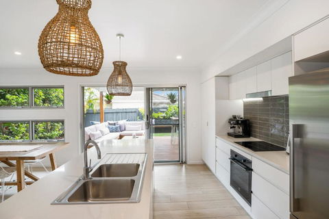Coastal Chic Poolside Villa- Pet Friendly - Tourism Hervey Bay 4