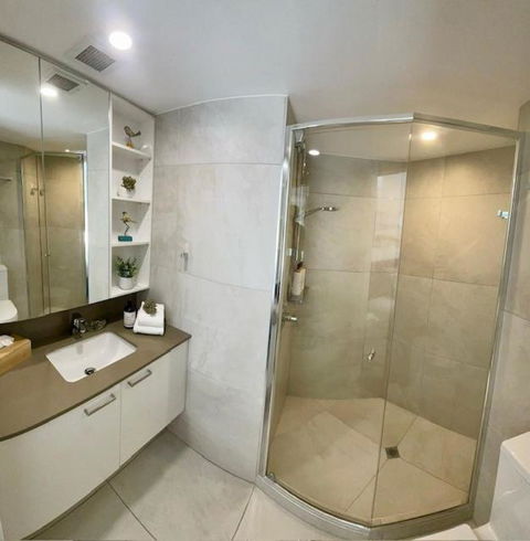 Coastal Luxe On Hastings St - 2 Bedroom - Tourism Hervey Bay 1