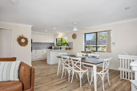 Coastal Villa Mollymook Beach - Tourism Hervey Bay 0