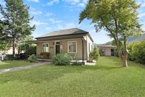 Cobden & Wills - Tourism Hervey Bay 0