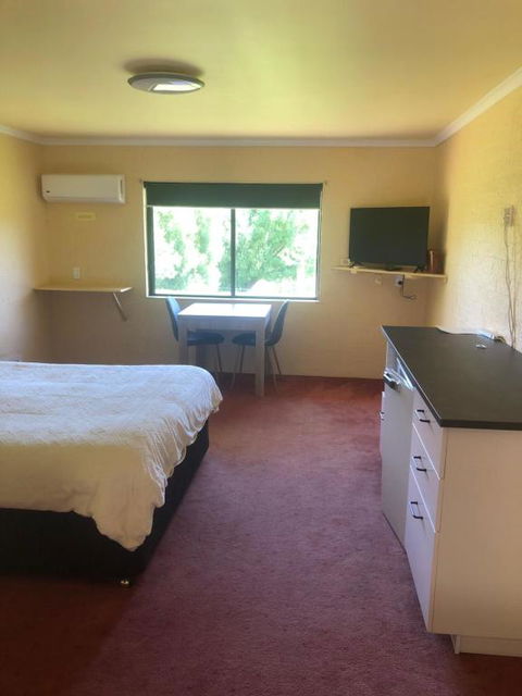 Colonial Inn Guest Rooms - Tourism Hervey Bay 1