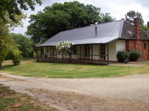 Colonial Inn Guest Rooms - Tourism Hervey Bay 0
