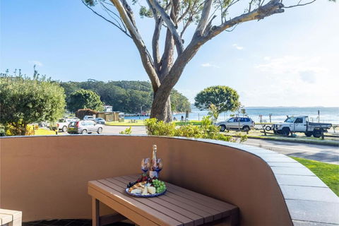 Columbia 1 12 Columbia Close Large Unit With Fantastic Water Views - Tourism Hervey Bay 1