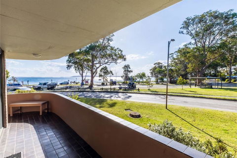 Columbia 1 12 Columbia Close Large Unit With Fantastic Water Views - Tourism Hervey Bay 3
