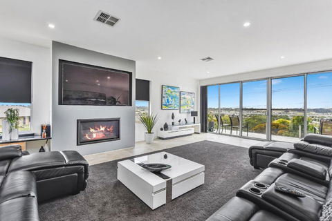 CONROE EXECUTIVE TOWNHOUSE - MODERN & STYLISH - Tourism Hervey Bay 0