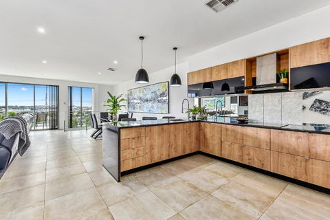 CONROE EXECUTIVE TOWNHOUSE - MODERN & STYLISH - Tourism Hervey Bay 1