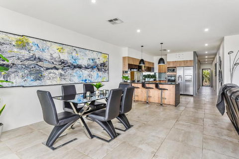 CONROE EXECUTIVE TOWNHOUSE - MODERN & STYLISH - Tourism Hervey Bay 2