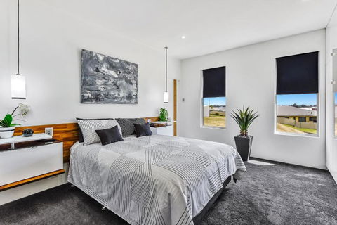 CONROE EXECUTIVE TOWNHOUSE - MODERN & STYLISH - Tourism Hervey Bay 3