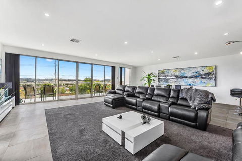 CONROE EXECUTIVE TOWNHOUSE - MODERN & STYLISH - Tourism Hervey Bay 4