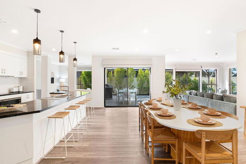 Crimson Ridge - Wines, Vines And Dine - Hervey Bay Accommodation 3