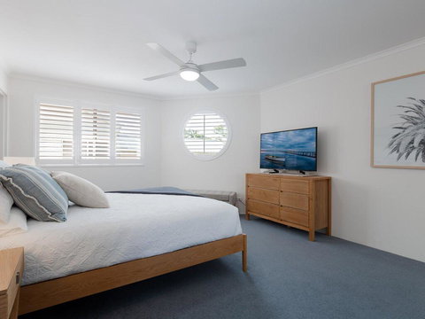 3 'Pelican Sands', 83 Soldiers Point Rd - Stunning Waterfront Unit With Magical Water Views & Air Conditioning - Tourism Hervey Bay 1