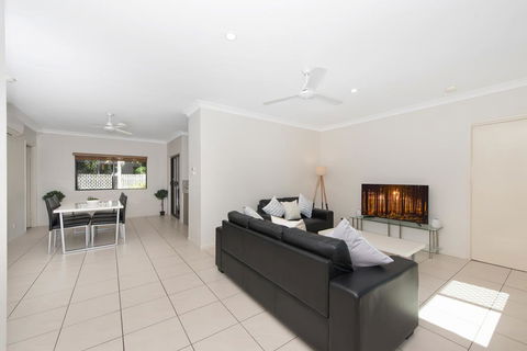 3 Bedroom Central Home - Tourism Hervey Bay 2