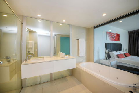 3 Bedroom Ocean View Private Apartment In Surfers Paradise - Hervey Bay Accommodation 3
