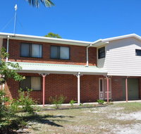 31 Bombala Crescent - Two storey home with covered outdoor deck fully fenced backyard. Pet friendly - Hervey Bay Accommodation
