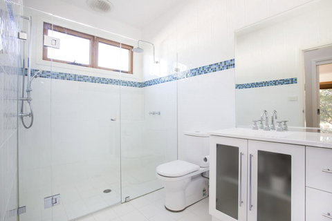 33 Bangalow - Narrawallee's Beautiful Bungalow - Tourism Hervey Bay 3