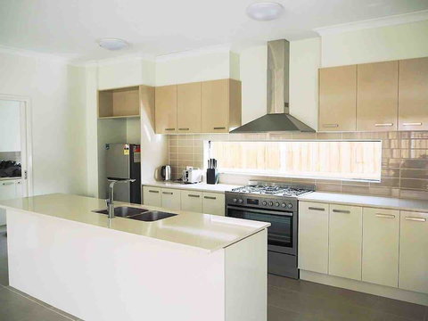4 Bed 2 And A Half Bath Luxury Villa In Point Cook - Hervey Bay Accommodation 3