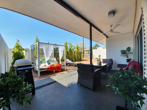 4 BEDROOM GARDENS ESCAPE - CHAMPAGNE STAYS Darwin - Hervey Bay Accommodation 3