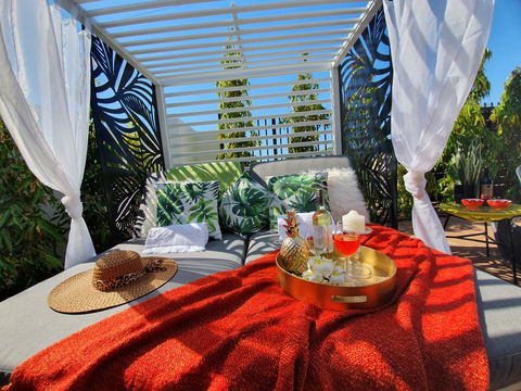 4 BEDROOM GARDENS ESCAPE - CHAMPAGNE STAYS Darwin - Hervey Bay Accommodation 1