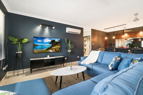4 BEDROOM GARDENS ESCAPE - CHAMPAGNE STAYS Darwin - Hervey Bay Accommodation 0
