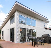 4 king or 8 single beds WiFi Netflix pet friendly - Hervey Bay Accommodation
