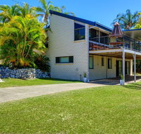 40 Rumbalara Avenue - Rainbow Beach Entertain on the spacious verandah overlooking beautiful Rainbow Beach - Hervey Bay Accommodation