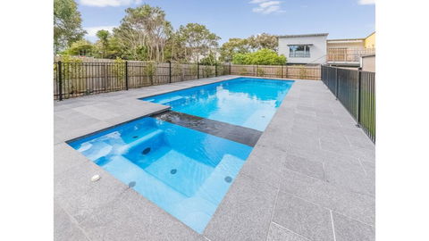 52 ON BAYVIEW - PET FRIENDLY (OUTSIDE ONLY) - Hervey Bay Accommodation 0