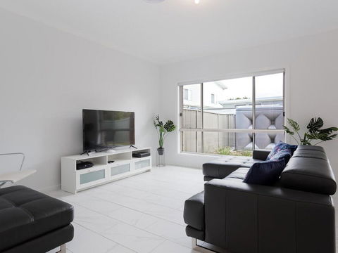 5B BENT STREET - LARGE HOUSE WITH DUCTED AIR CON, WIFI & FOXTEL - Hervey Bay Accommodation 1