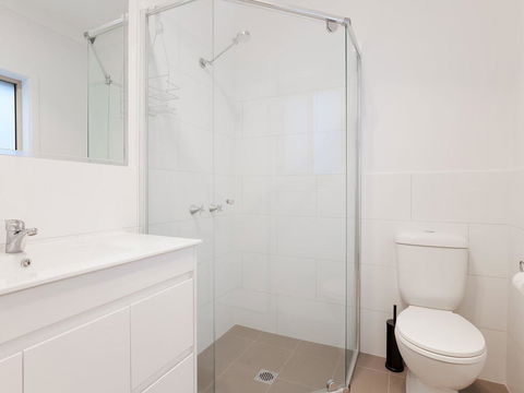 5B BENT STREET - LARGE HOUSE WITH DUCTED AIR CON, WIFI & FOXTEL - Hervey Bay Accommodation 3