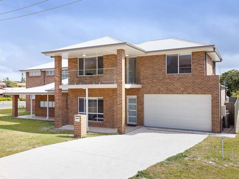5B BENT STREET - LARGE HOUSE WITH DUCTED AIR CON, WIFI & FOXTEL - Hervey Bay Accommodation 0