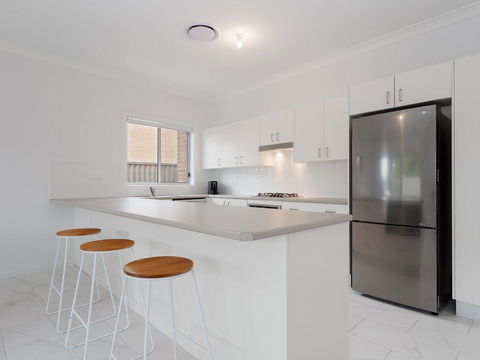 5B BENT STREET - LARGE HOUSE WITH DUCTED AIR CON, WIFI & FOXTEL - Hervey Bay Accommodation 2