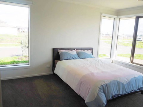 5Bed 2Bath Family House In Werribee - Hervey Bay Accommodation 2