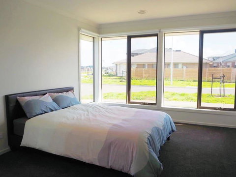 5Bed 2Bath Family House In Werribee - Hervey Bay Accommodation 1