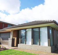 5Bed 2Bath Family House in Werribee - Tourism Hervey Bay