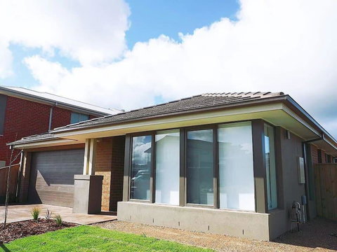 5Bed 2Bath Family House In Werribee - Hervey Bay Accommodation 0